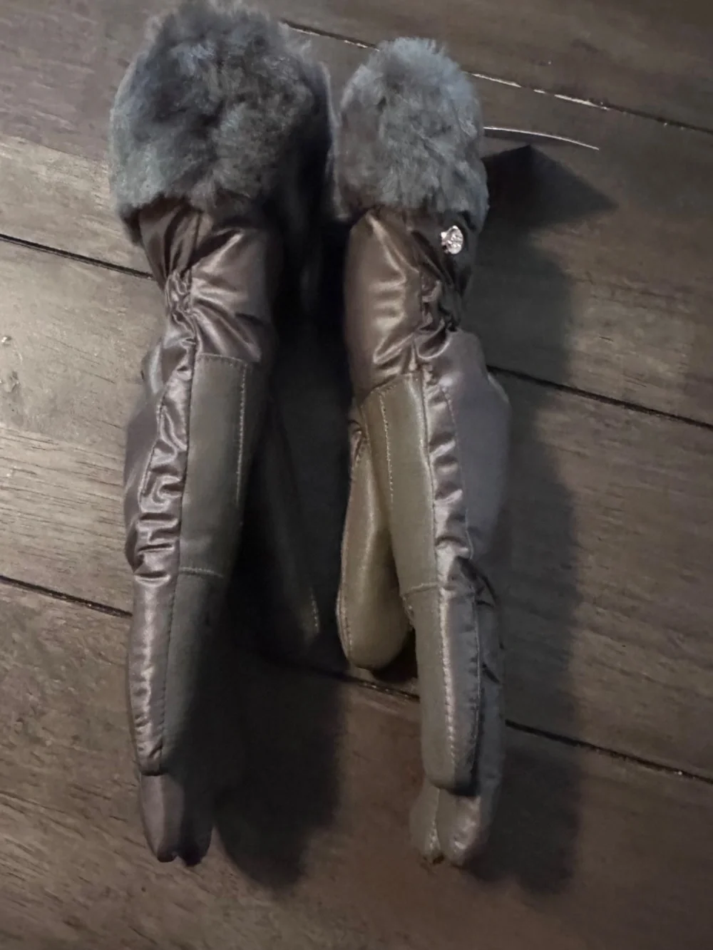 NWT‎ UGG Women's Shearling Cuff Smart Tech Enabled Gloves Stormy Gray S/M